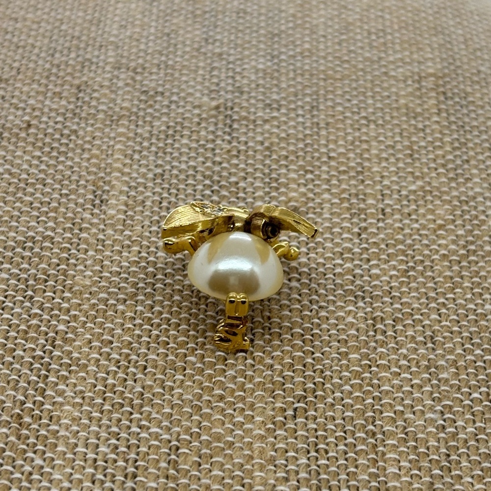 Vintage Bee Brooch – Goldtone Faux Pearl Crystal Insect Pin – with movable wings - Picture 7 of 8